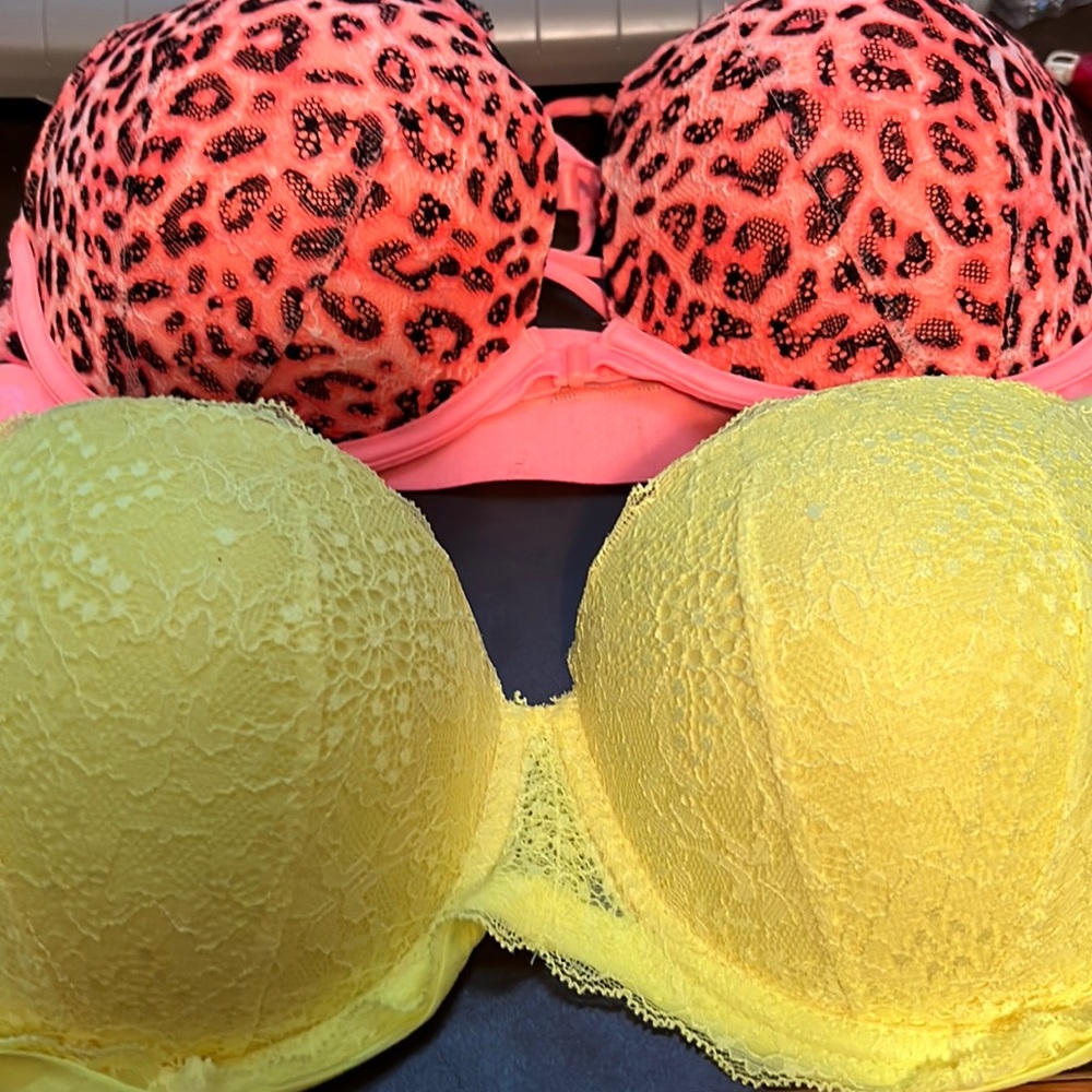 2 Victoria secret Bras like new condition34-36 C